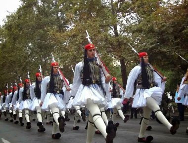 Όταν ιδρύθηκε η Προεδρική Φρουρά - Οι θρυλικοί Εύζωνες του ΕΣ (βίντεο)